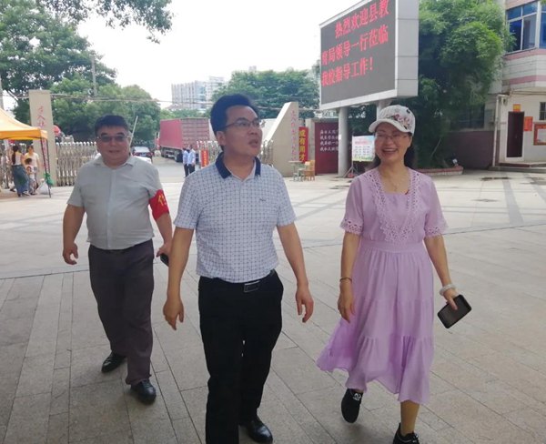 南昌县教育局饶发全局长一行莅临我校检查复学防疫工作