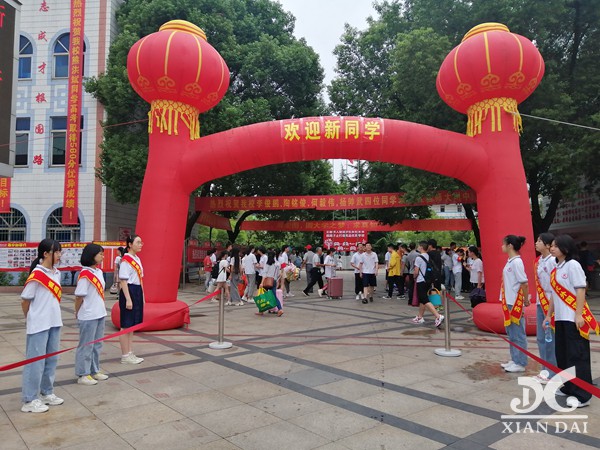 南昌现代外国语学校喜迎千余名高一新生报到