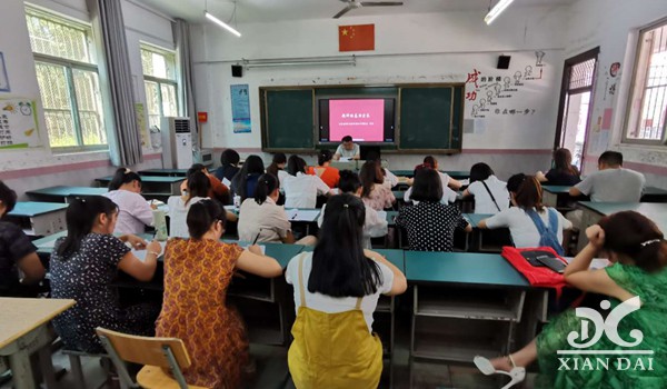 同心协力谱新篇 南昌现代外国语学校初中部举办新老教师培训会