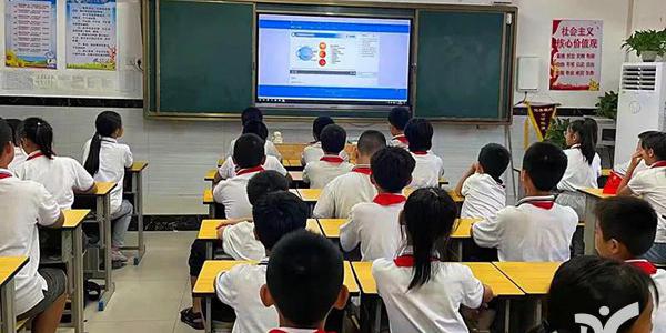 共同呵护孩子的眼睛 | 南昌现代外国语学校组织学生观看青少年近视防控健康讲座