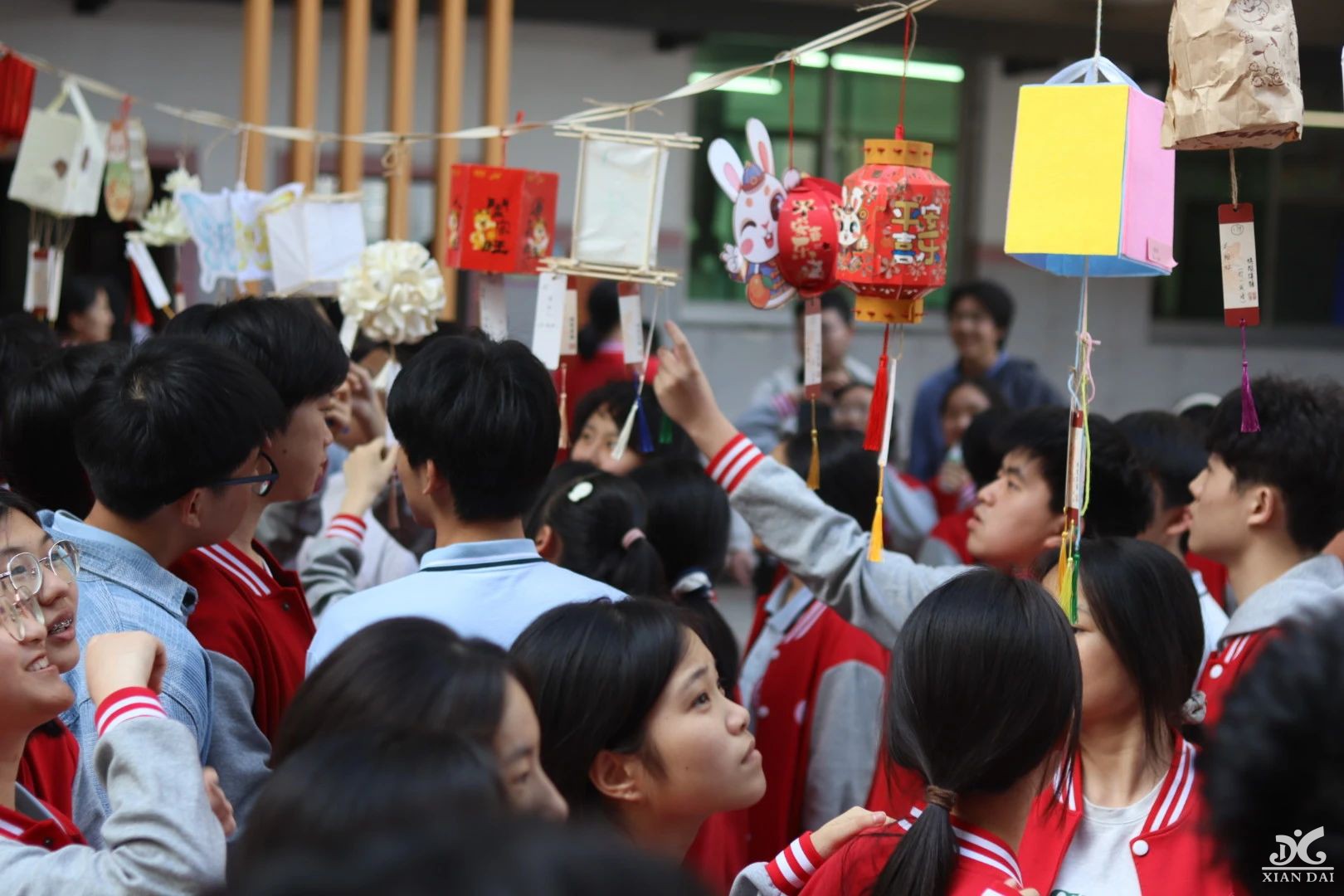 谜海探骊翰墨流芳共展青春风采，兰亭遗韵舞袖翻飞同筑文化长卷