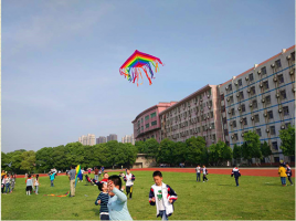拥抱春天 放飞梦想--南昌现代外国语学校迎宾校区小学部举办二届风筝节