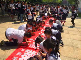 南昌现代外国语学校（迎宾校区）小学部开展“珍爱生命、预防溺水”签名宣誓活动